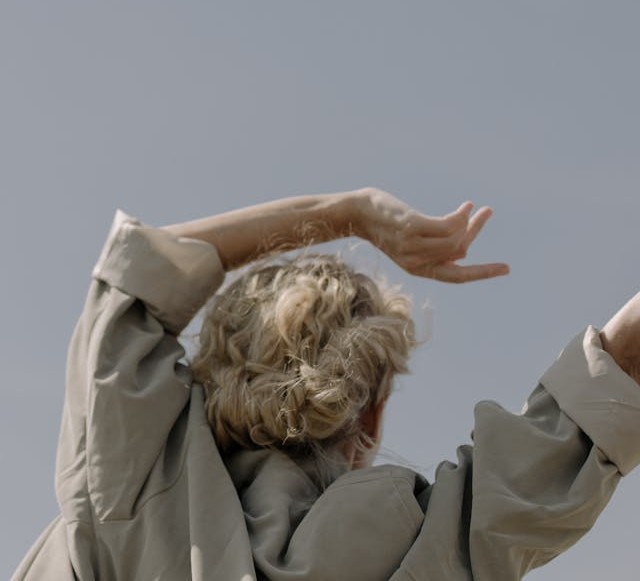 Cabeças prateadas e mãos franzidas revelam almas iluminadas pelo tempo