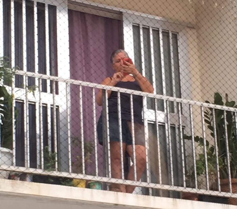 Morder a língua ferozmente