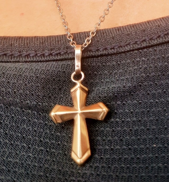 “Essa cruz me dá a maior sorte, mãe!”